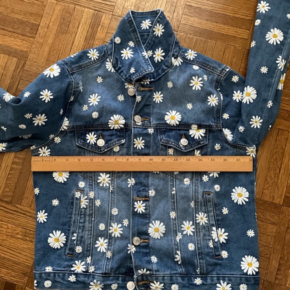 Floral printed denim jacket. - Picture 4 of 5